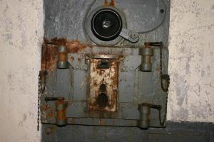 Ligne Maginot - Ouvrage d'artillerie de ROCHE LA CROIX - Bloc 3
La plaque d'embrasure pour mortier de 50 mm modèle 35.
L'ouverture circulaire munie de son obturateur effaçable et  le support pour le montage du mortier.