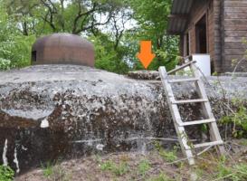Ligne Maginot - LANGHEP NORD - C63 - (Casemate d'infanterie - Simple) - Sur la dalle de toiture des réservations ont été réalisées au nombre de 3 ou 4? munies d'une margelle en béton pour éviter la pénétration de l'eau. Surement  pour positionner des poteaux en bois (comme sur la photo) afin de placer un filet de camouflage pour masquer l'ouvrage.   