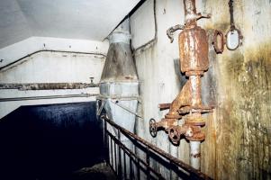 Ligne Maginot - FREUDENBERG (QUARTIER SCHIESSECK - I/37° RIF) - (Abri) - Cage d'escalier du coffre Est
Séparateur permettant de 'filtrer' l'eau provenant de la cunette du bloc et derrière la batterie de chauffe sur le conduit air pur alimentée par la chaudière vapeur