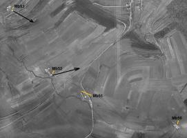 Ligne Maginot - MB51 - (Blockhaus lourd type STG / STG-FCR - Simple) - A cette date de Mars 1940, on constate que les casemates Mb52 et Mb53 viennent d'être coulées (les baraques de chantier y sont encore), que la coulée de Mb51 se prépare (rampe de la centrale à béton en place) et que Mb50 n'en est qu'au niveau des fouilles.