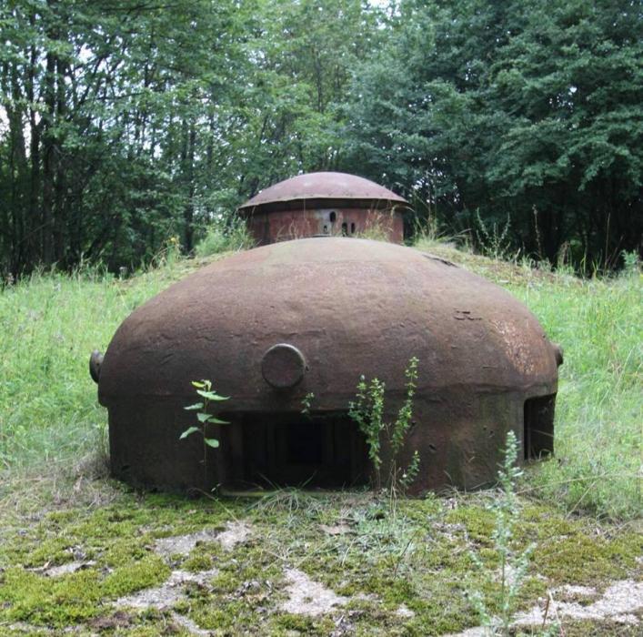 Ligne Maginot - SCHIESSECK - (Ouvrage d'artillerie) - Bloc 6
Tourelle de mitrailleuse et cloche GFM au premier plan - GRASSER Michel