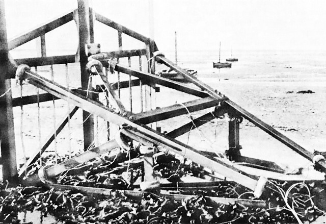 Ligne Maginot - Element Cointet - Un élement Cointet version belge réutilisé par  les allemands sur les plages.
Noter la présence de  charges  explosives sur les profils laissant supposer une destruction imminente de l'obstacle.