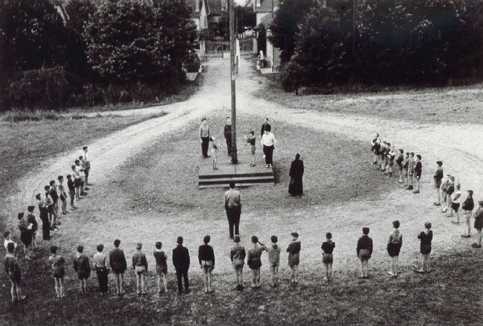 Ligne Maginot - LANGENSOULTZBACH - (Camp de sureté) - Les colonies de vacances 
La levée des couleurs
Photo prise entre 1955 et 1961 - Inconnu 