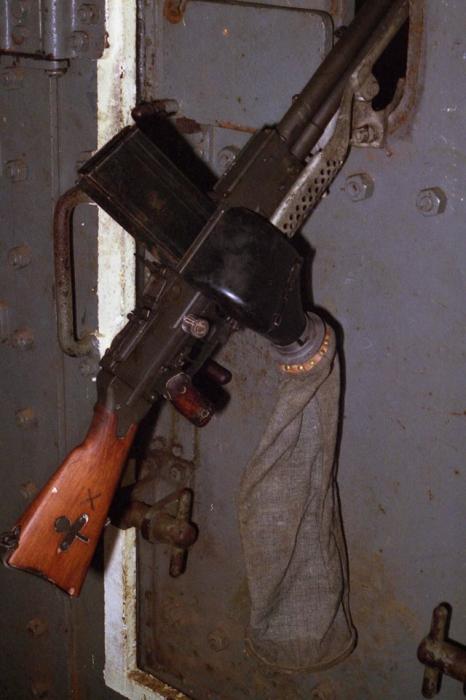 Ligne Maginot - FM 24/29 en place sur une porte blindée - Le FM est en place dans le créneau grace à l'utilisation d'un support de porte type SP.
Les douilles sont récupérées par un collecteur monté sur le coté droit de l'arme et un sac prévu à cet usage