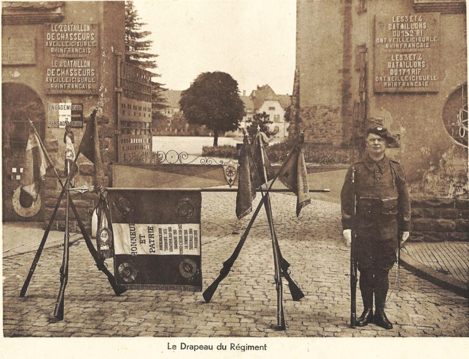 Ligne Maginot - FESSENHEIM - (Camp de sureté) - Livret de photos du casernement de sureté de Fesseheim et du détachement du 42° RIF qui l'occupaiten février 39
Le Drapeau du Régiment - Inconnu