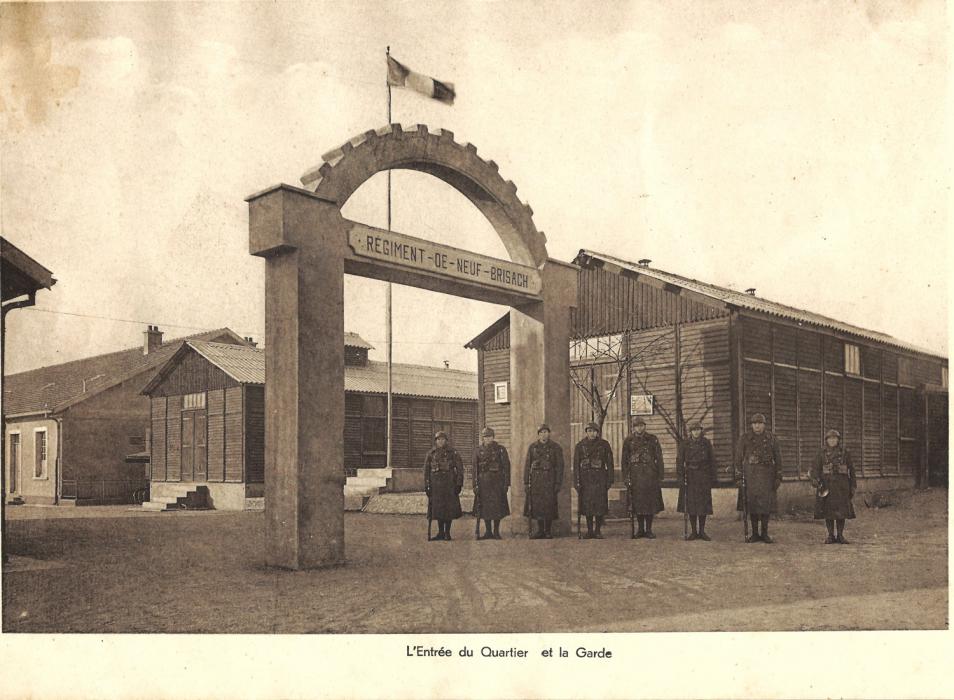 Ligne Maginot - FESSENHEIM - (Camp de sureté) - Livret de photos du casernement de sureté de Fesseheim et du détachement du 42° RIF qui l'occupait en février 39
L'entrée du quartier et la Garde - Inconnu 
