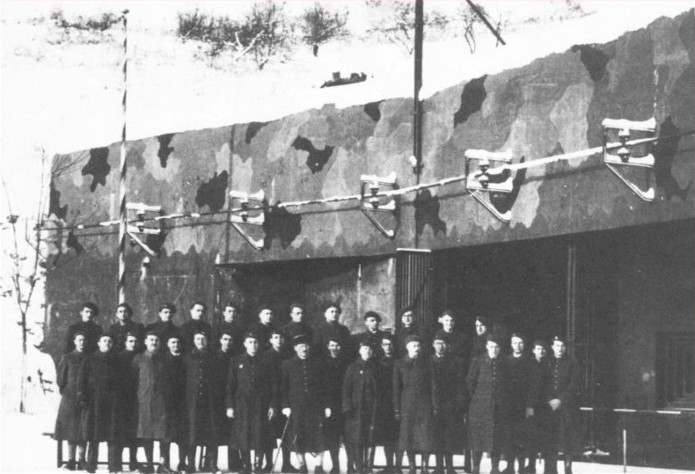 Ligne Maginot - HACKENBERG - A19 (Ouvrage d'artillerie) - Une partie de l'équipage devant l'entrée munitions de l'ouvrage - Inconnu