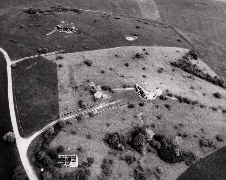 Ligne Maginot - HAUT POIRIER - (Ouvrage d'infanterie) - Vue aérienne donnant un aperçu complet de l'ouvrage et des ses abords.
On y distingue clairement les blocs, le casernement extérieur, les réseaux bas et le chemin donnant accès au bloc d'entrée bordé de ses fossés bétonnés si particuliers de part et d'autre. - AALMA - lignemaginot.com