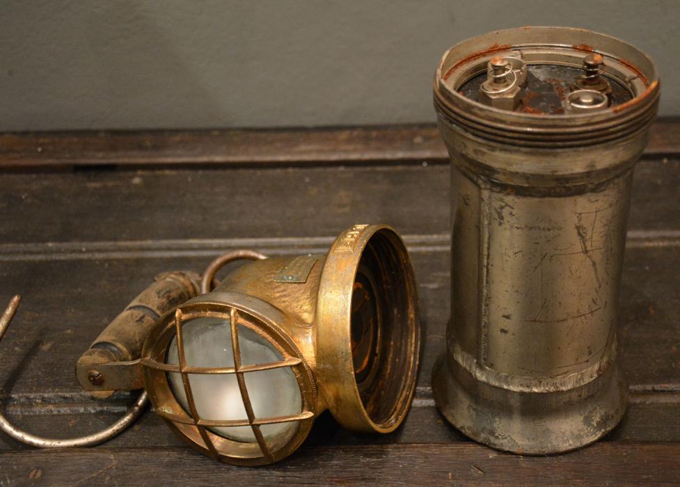 Ligne Maginot - Lampe étanche SAFT - Lampe antidéflagrante prévue pour l'utilisation en atmosphère explosible (magasins M1, soutes à comburant) démontée
La partie cylindrique (à droite)  contient l'accumulateur et s'insérait dans le logement prévu en partie basse du chargeur dédié.