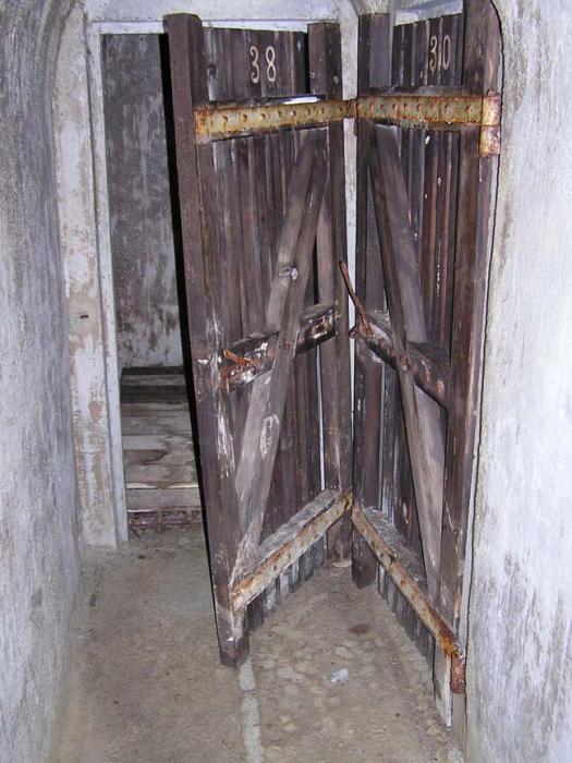 Ligne Maginot - LA ROUE - (Ouvrage d'infanterie) - Les portes donnant sur les magasins  à munitions
le magasin à grenades et, à droite, le magasin aux artifices éclairants. - ZEIG Marc