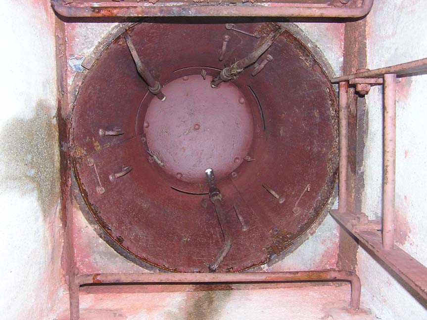 Ligne Maginot - Avant poste de la Roue - Le bloc 1
La cloche par éléments Saint Jacques
Les tiges d'assemblages sont nettement visibles sur cette photo