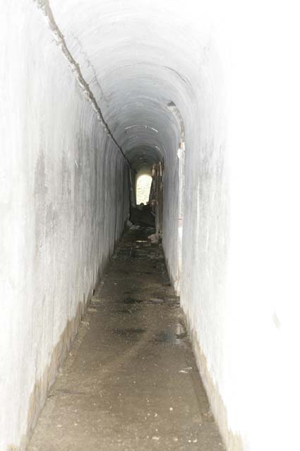 Ligne Maginot - VALLEE ETROITE - (Ouvrage d'infanterie) - Le bloc d'entrée
La  galerie d'accès vue depuis la porte blindée - ZEIG Marc