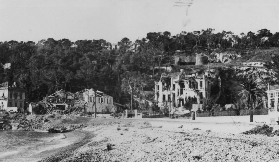 Ligne Maginot - CAP MARTIN - (Ouvrage d'artillerie) - Bloc 2 en juin 1940
On peut voir les dégâts importants causés aux bâtiments civils par les tirs italiens - Inconnu