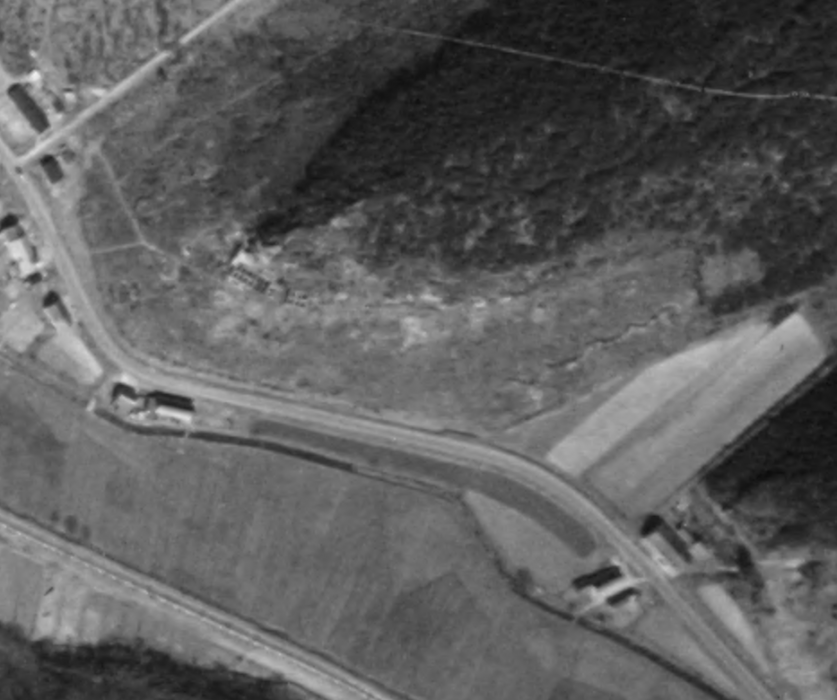 Ligne Maginot - Vue aérienne de 1951 - Montrant l'emplacement du PC de Philippsbourg ainsi que les deux blockhaus de la ferme du Muckenthal, reliés par une tranchée. - IGN