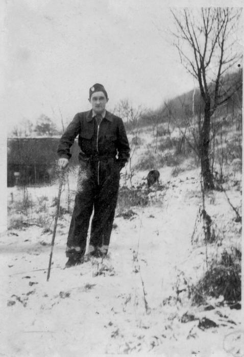 Ligne Maginot - KREKELBUSCH - X15 - (Abri) - Un membre de l'équipage devant l'abri en janvier 1940 - Inconnu - Collection D GANDON