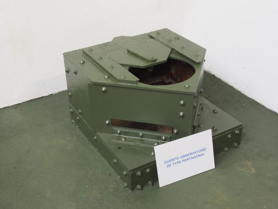 Ligne Maginot - Guérite pentagonale - Guérite exposée au musée de Fermont
Sur cette photo, la partie enchâssée dans le béton est visible