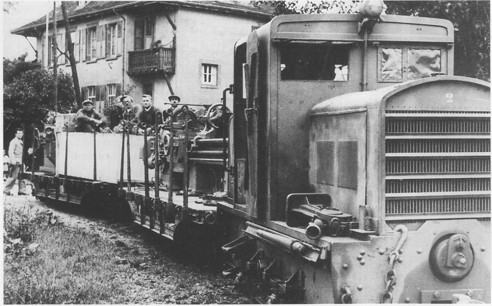Ligne Maginot - HOCHWALD ( Ouvrage d'artillerie ) - Cette photo prise du coté  de Pechelbronn est celle d'un convoi sur voie de 60 tiré par un locotracteur Billard T75. 
Les plateformes Péchot sont chargées de machines outils destinées à l'usine que les allemands ont aménagé dans l'ouvrage du Hochwald. - Inconnu