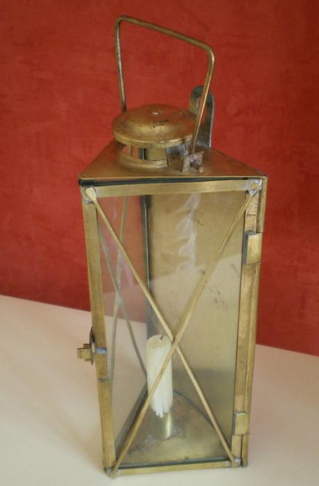 Ligne Maginot - Lampe triangulaire - Lampe triangulaire utilisée en secours dans les ouvrages Maginot
Modèle fabriqué par BUTIN