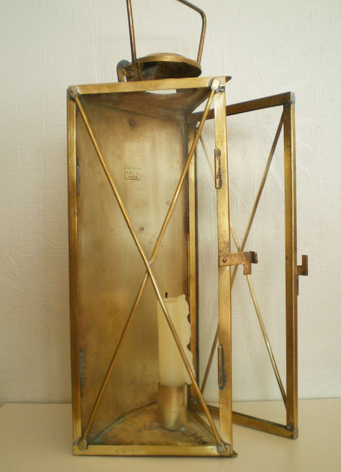 Ligne Maginot - Lampe triangulaire - Lampe triangulaire utilisée en secours dans les ouvrages Maginot
Modèle fabriqué par BUTIN