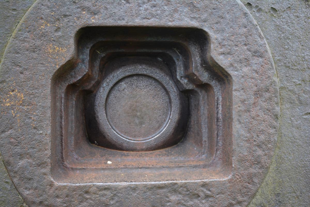 Ligne Maginot - Ouvrage de la FERTE - Bloc 2
Cloche pour AM n° 7
Le tampon obturateur est en place dans le créneau inutilisé - LAMBERT Pascal