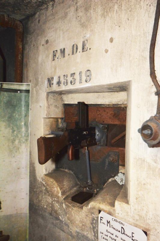 Ligne Maginot - LA FERTE - (Ouvrage d'infanterie) - Bloc 1
FM de défense de l'entrée
Créneau type A pour FM 24/29.
Le FM est monté dans le créneau grâce à une rotule RB garantissant l'étanchéité et assurant une meilleure protection du tireur - LAMBERT Pascal