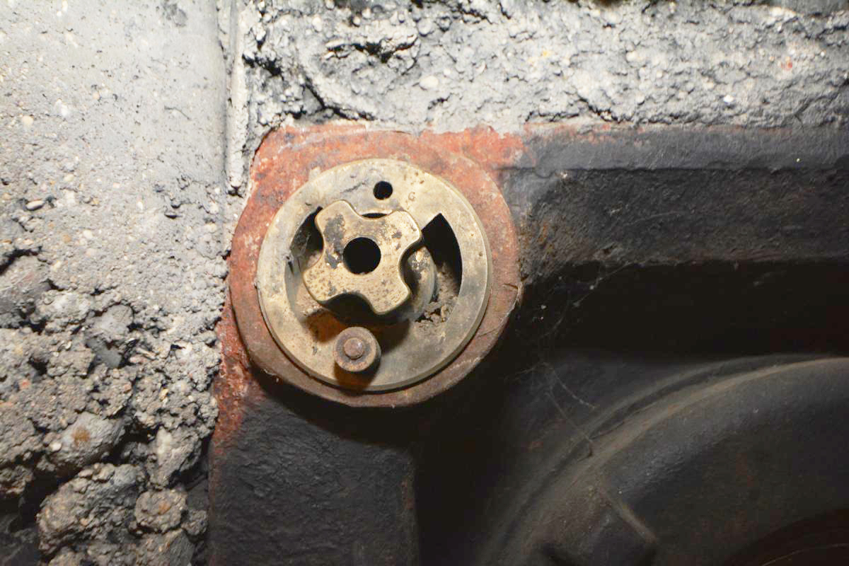 Ligne Maginot - Ouvrage de la FERTE - Bloc 2
Trémie pour fusil mitrailleur type FMB
Détail de l'orifice prévu pour une jumelle