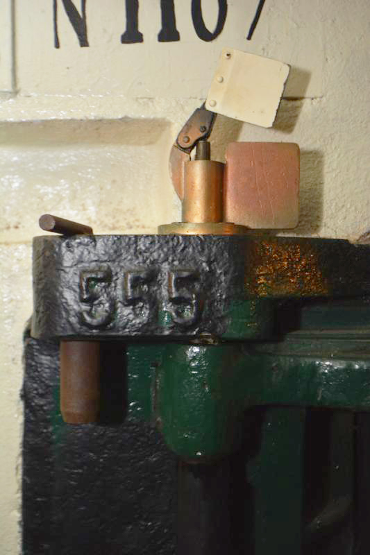 Ligne Maginot - Ouvrage de la FERTE - Bloc 1
Canon antichar de  47 mm mle 34 
Indicateur confirmant le bon verrouillage du canon dans la trémie