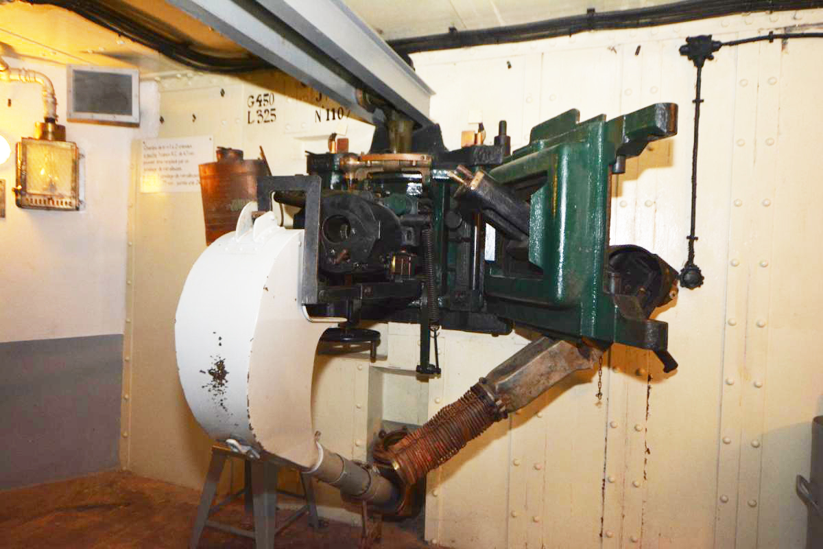 Ligne Maginot - Ouvrage de la FERTE - Bloc 1
Canon antichar de  47 mm mle 34 en position dans la trémie, le jumelage de mitrailleuses est 'effacé'
