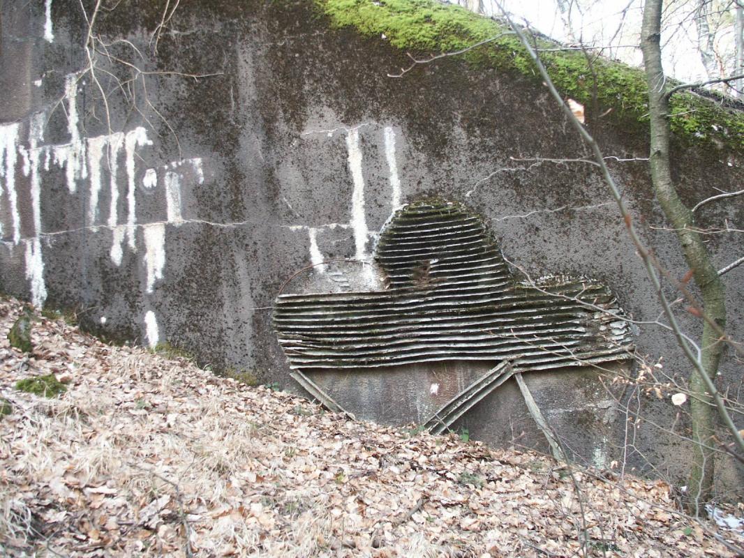 Ligne Maginot - HOCHWALD C6 ( Casemate d'infanterie ) - Détail du camouflage sur le mur d'aile de la chambre de tir haute - GRAMI
