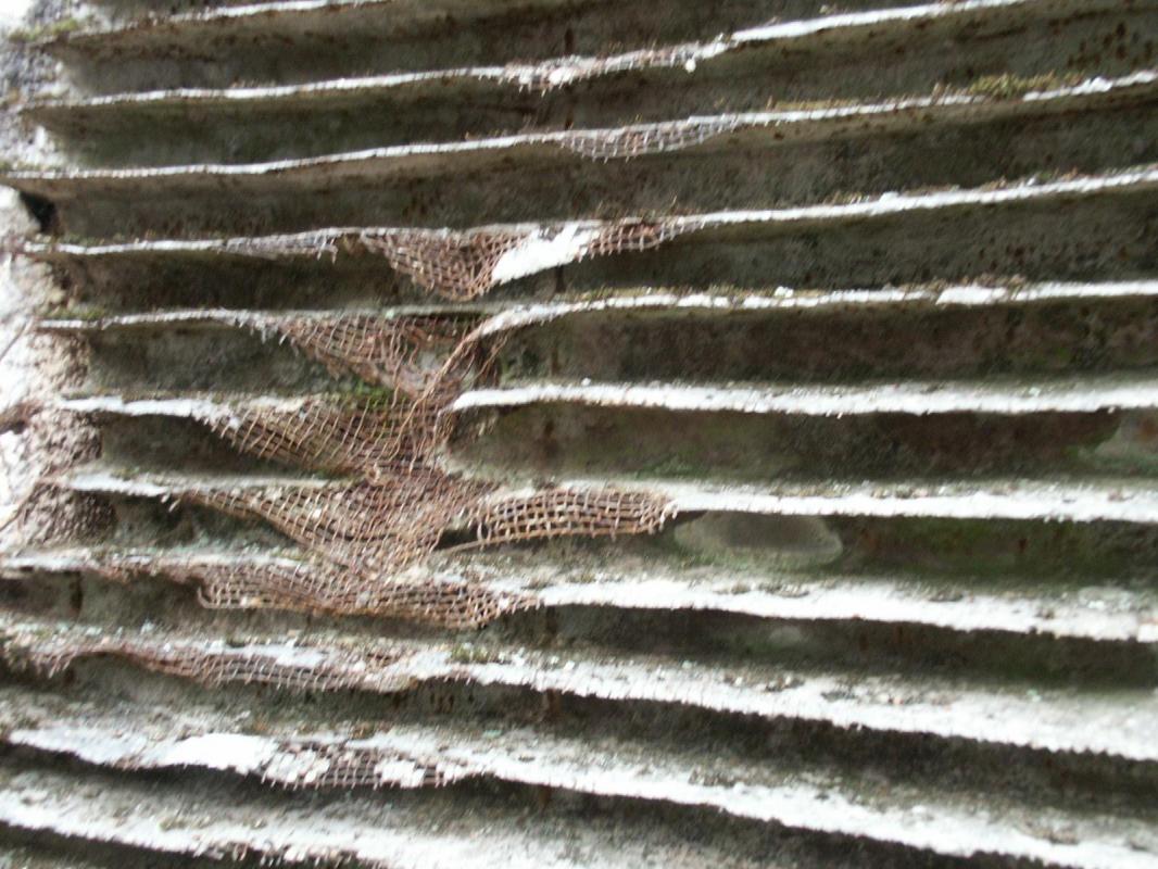 Ligne Maginot - HOCHWALD C6 ( Casemate d'infanterie ) - Détail du camouflage sur le mur d'aile de la chambre de tir haute - GRAMI