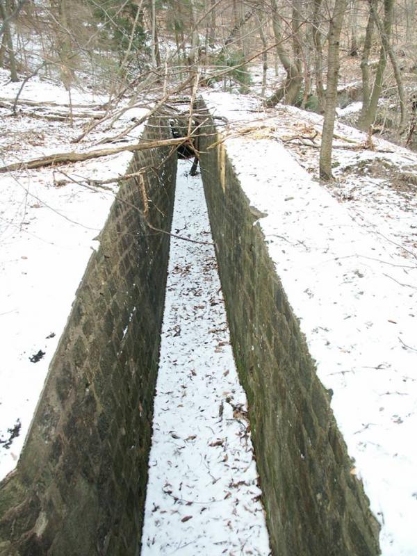 Ligne Maginot - HOCHWALD C7 (Casemate d'infanterie - Simple) - Un cheminement protégé menant à l'entrée de la casemate C7 - GRAMI