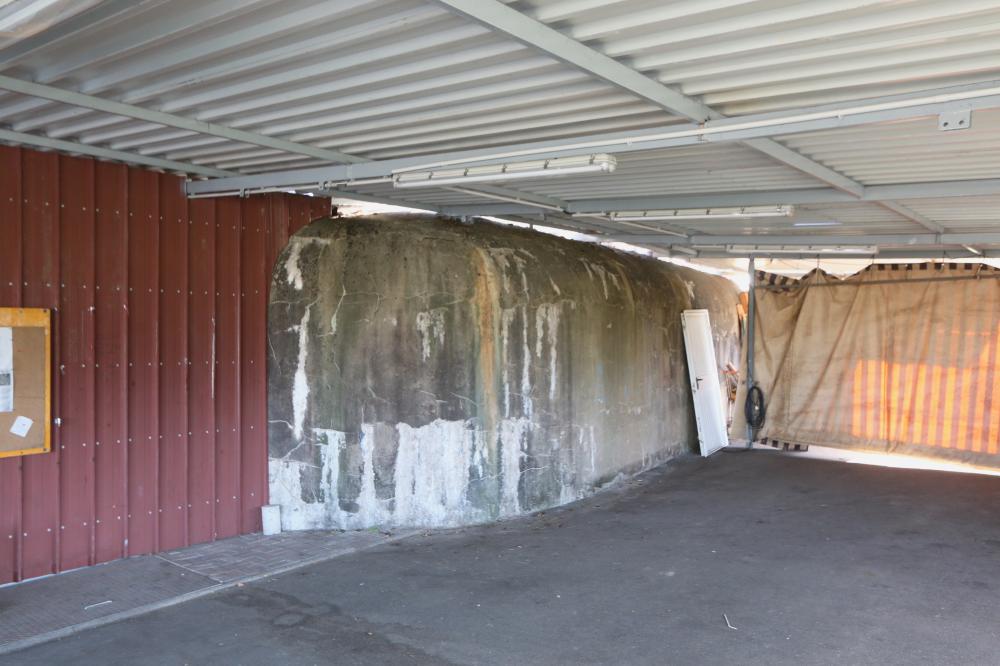 Ligne Maginot - Casemate de Hatten Sud - La casemate a quasiment disparue suite à l'extension de la buvette du stade voisin, seule la cloche émerge encore - Grami