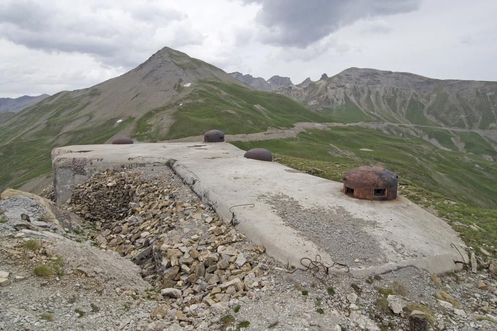 Ligne Maginot - GRANGES COMMUNES - (Ouvrage d'infanterie) - Grand angle sur le bloc 2
La grille de sortie de l'air vicié et des gaz d'échappement et visible sur la gauche de la dalle de l'ouvrage - STRECKER Jürgen