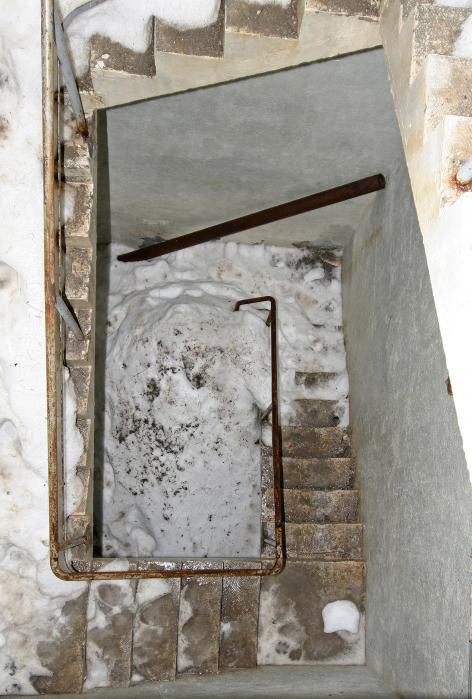 Ligne Maginot - GRANGES COMMUNES - (Ouvrage d'infanterie) - Bloc 1
La cage d'escalier remplie de neige en juillet - STRECKER Jürgen