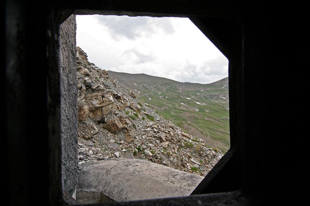 Ligne Maginot - GRANGES COMMUNES - (Ouvrage d'infanterie) - Bloc 2
Le créneau FM (fusil mitrailleur) du bloc visible sur les photos d'extérieur du bloc 2 - STRECKER Jürgen