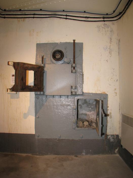 Ligne Maginot - Ouvrage du BAS DE SAINT OURS - La plaque d'embrasure pour mortier de 50 mm modèle 35 coté intérieur.
L'ouverture munie de son obturateur effaçable en partie haute, le support pour le montage du mortier en partie médiane  et, en partie basse sur la droite, la trappe donnant accès à la partie basse de la trémie.