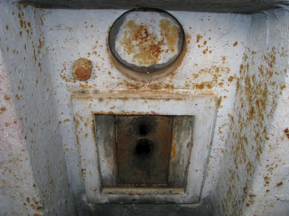 Ligne Maginot - Ouvrage d'artillerie de ROCHE LA CROIX - Bloc 3
L'ouverture en partie haute de la trémie, obturateur en place est nettement visible sur cette photo.
