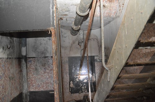 Ligne Maginot - LANGHEP NORD - C63 - (Casemate d'infanterie - Simple) - La descente d'escalier
Dans l'arrondi du mur le point d'eau de la casemate - Gut didier