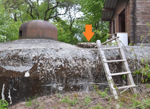 Ligne Maginot - LANGHEP NORD - C63 - (Casemate d'infanterie - Simple) - Sur la dalle de toiture des réservations ont été réalisées au nombre de 3 ou 4? munies d'une margelle en béton pour éviter la pénétration de l'eau. Surement  pour positionner des poteaux en bois (comme sur la photo) afin de placer un filet de camouflage pour masquer l'ouvrage.    - Gut Didier