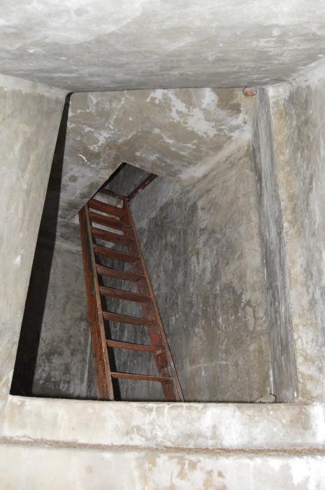 Ligne Maginot - E6 - TOURNEFORT (Casemate d'infanterie) - Local de stockage avec escalier métallique dans étage supérieur - Michal Prasil