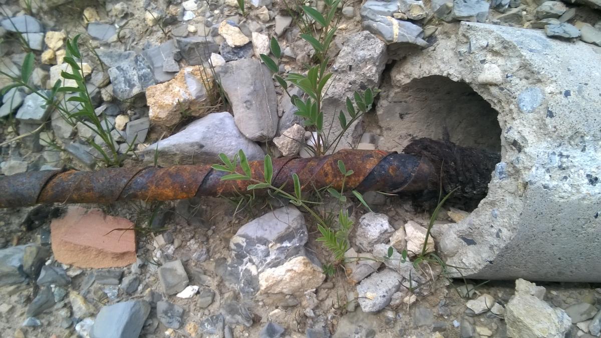 Ligne Maginot - PAS DU ROC - (Ouvrage d'artillerie) - Ligne téléphonique reliant le GO du Pas du Roc à l'ouvrage d'Arrondaz. La ligne a été mise au jour lors de travaux de nivellement sur les pistes. - Gaudéric PINGUET