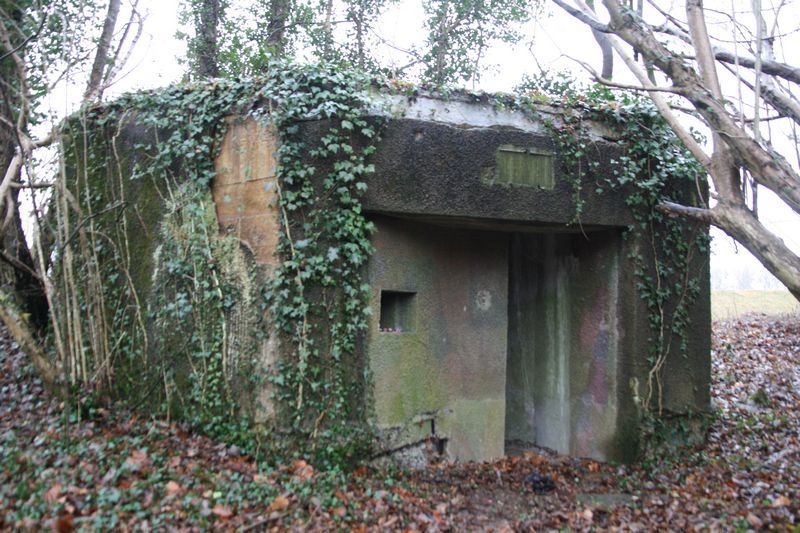 Ligne Maginot - Blockhaus du Port de Fort-Louis - Vue de la façade arrière avec l'entrée
On peut remarquer qu'une plaque de construction a été apposée sur la façade mais elle a aujourd'hui disparu. - GRUBER Franck