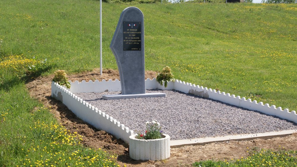 Ligne Maginot - LA SALMAGNE - (Ouvrage d'infanterie) - Monument en hommage aux 182 combattants du fort de la Salmagne (1914) - Segers