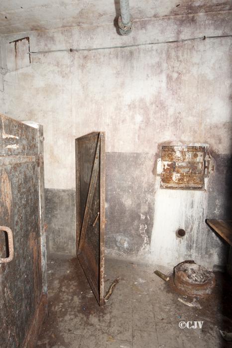 Ligne Maginot - RIPPERT - X13 (QUARTIER KARRE - II/168°RIF) - (Abri) - Les latrines - Lia VERMEULEN