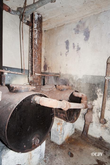 Ligne Maginot - RIPPERT - X13 (QUARTIER KARRE - II/168°RIF) - (Abri) - Les fosse septiques ASEPTA des latrines.
Le tuyau d'extraction des gaz et air vicié directement greffé sur le tube de descente de la cuvette est bien visible sur cette photo - Lia VERMEULEN