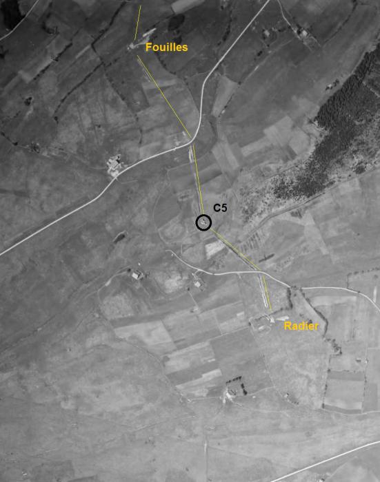 Ligne Maginot - C5 - La CHAUX - (Casemate d'infanterie - Double) - On distingue les traces de l'obstacle anti-char en cours de construction, ainsi que les fouilles de deux autres casemates à gauche et à droite de C5. Il semble que celle du sud-est a vu la réalisation de son radier, comme en témoigne les photos plus précises des années 60. - IGN - Géoportail 1951
