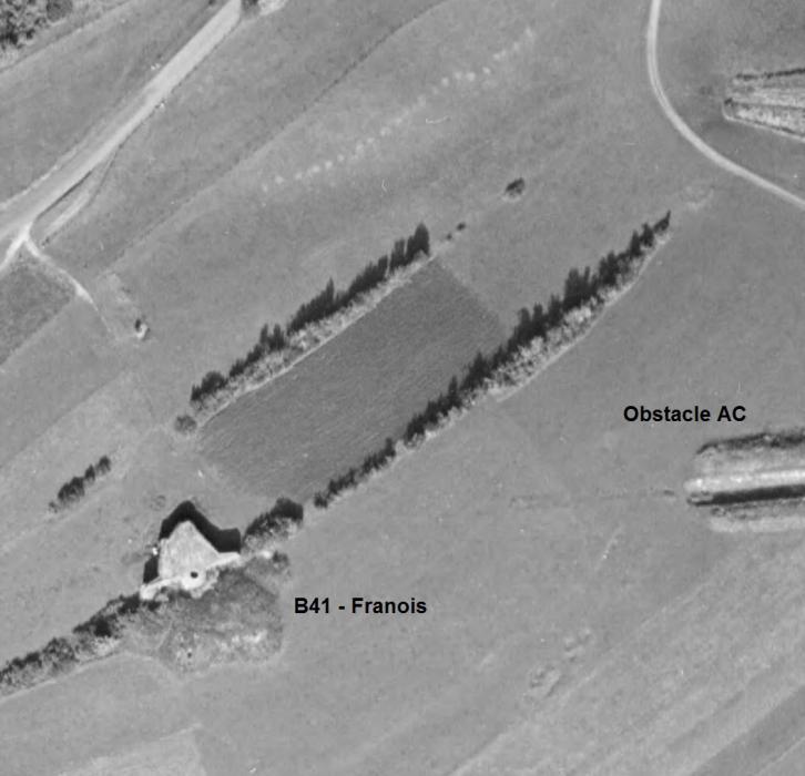 Ligne Maginot - B41 - FRANOIS - (Casemate d'infanterie - Double) - Le puits non équipé de la cloche GFM est bien visible, ainsi que l'extrémité du fossé antichar reliant B41 à la casemate en construction à BONNE FONTAINE - IGN - Géoportail 1954