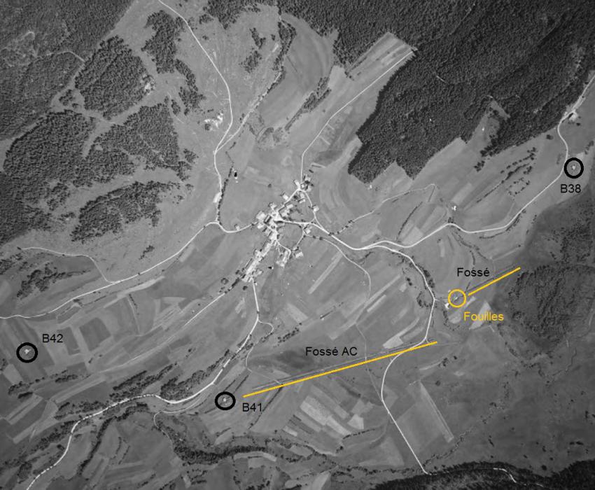 Ligne Maginot - La ligne CEZF à REMORAY - Les 3 casemates dont le gros œuvre est achevé, la casemate en cours de fouille et le fossé antichar. - IGN - Géoportail 1951
