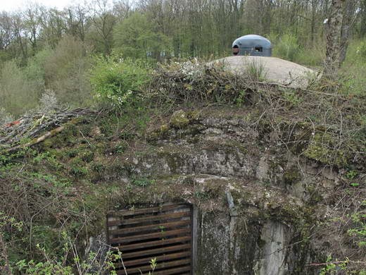 Ligne Maginot - LE CHESNOIS - CHENOIS - (Ouvrage d'artillerie) - Bloc 1
Le puits de la tourelle - AALMA - www.lignemaginot.com