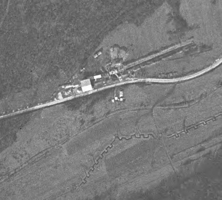 Ligne Maginot - CEZF-34  - LES TOURNILLONS - (Casemate d'infanterie - double) - En Mars 1940, les fouilles sont achevées et le travail de coulée de béton a débuté. Noter l'embryon de fossé antichar à droite et le réseau de tranchées. - IGN